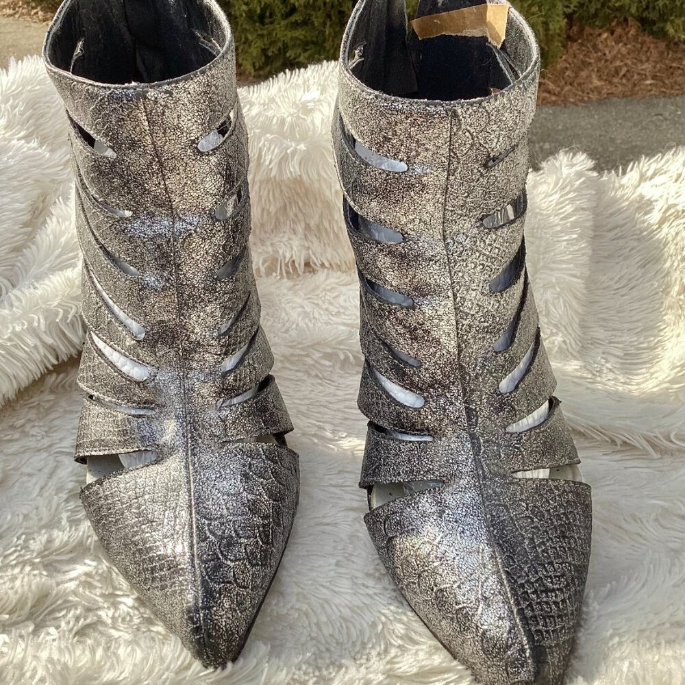 MICHAEL ANTONIO • SILVER PLATFORM HEELS • 4.5" Women's Size 7.5